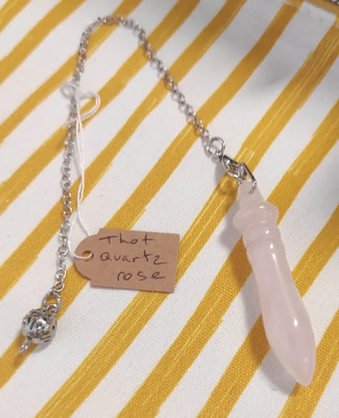 Pendule Thot en quartz rose clair